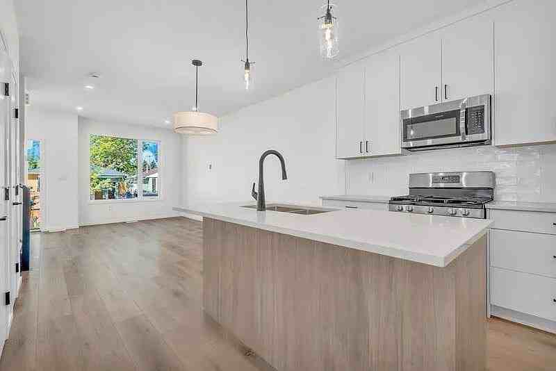 Beautiful 8 - Photo 2 of 43