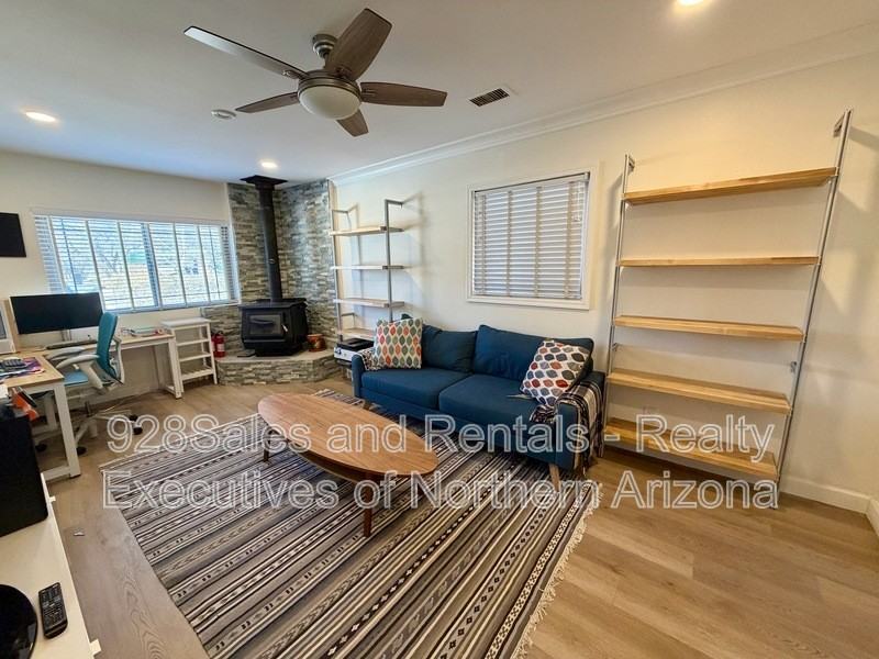 1928 N Lynn Dr - Photo 2 of 26