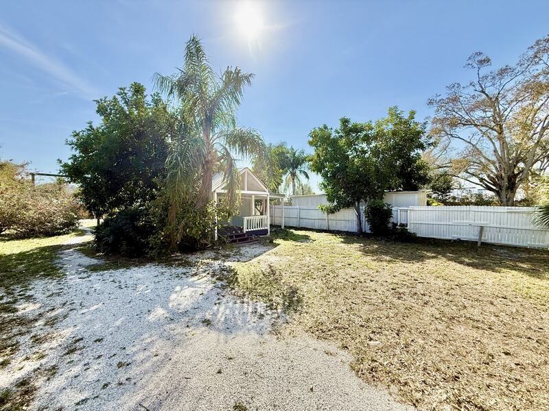 713 Smith St - Photo 5 of 50