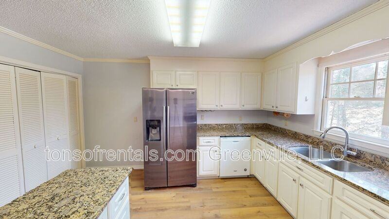 710 Stallings Rd - Photo 6 of 24