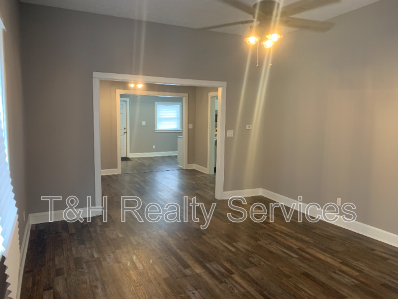 234 N Addison St - Photo 6 of 23