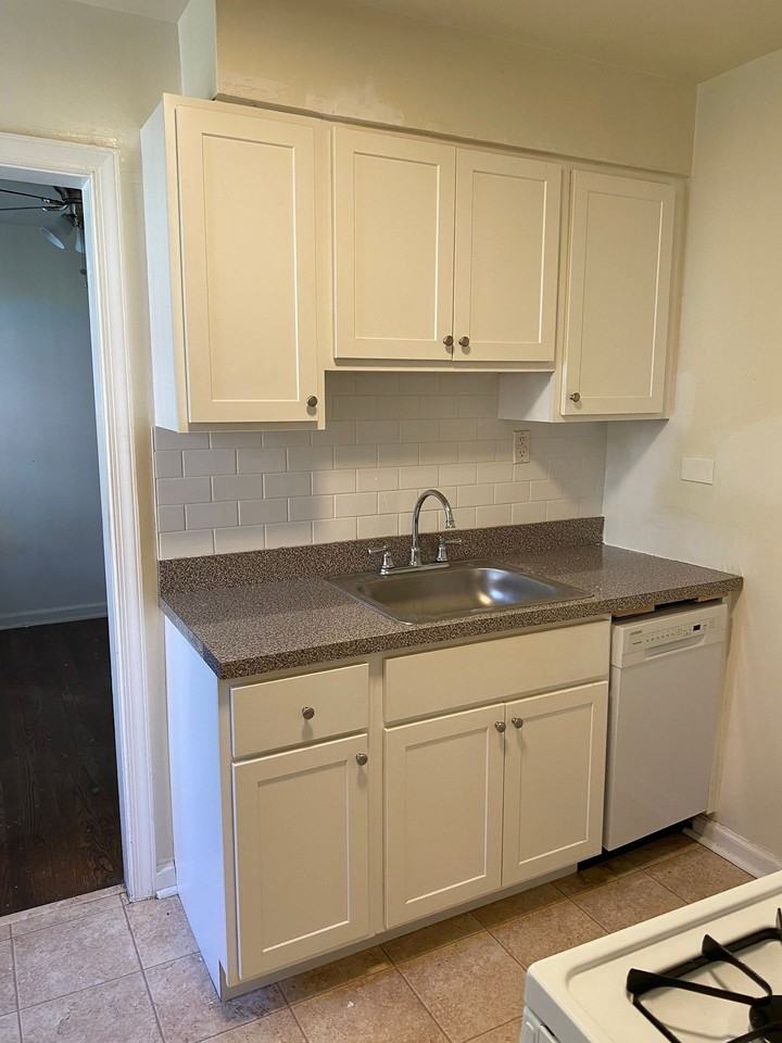 Jericho Manor Apartments - Photo 5 of 50