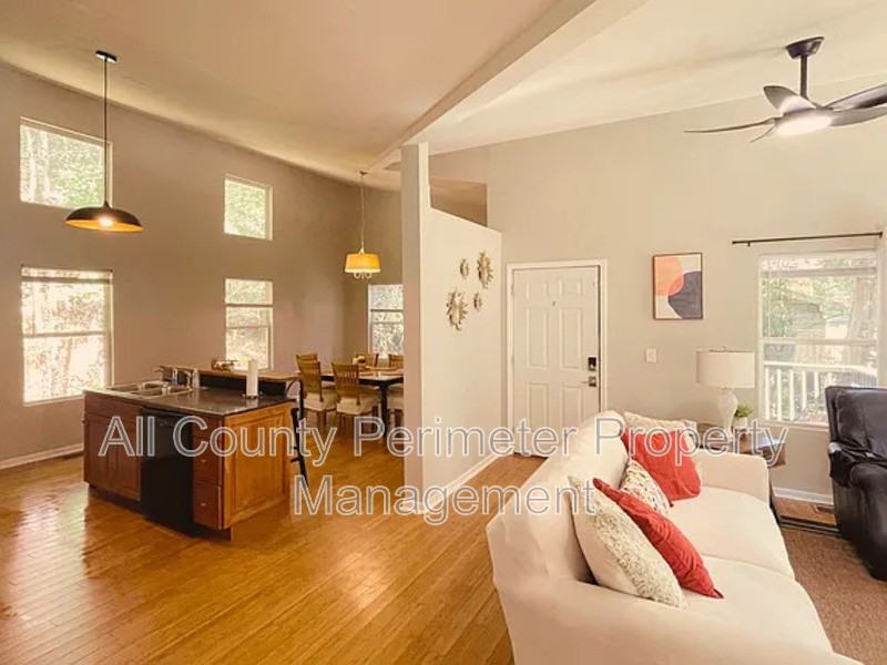 837 Forrest Cir Se - Photo 4 of 17