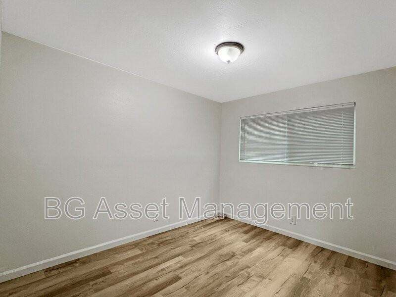 355 S 29th St - Photo 5 of 17