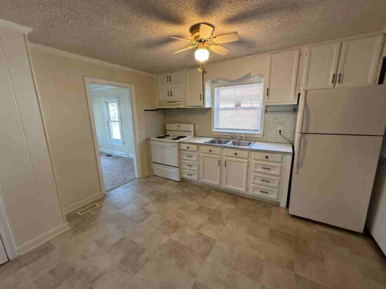 1302 Highland Ave - Photo 3 of 10