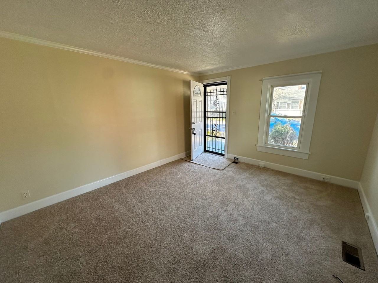 1302 Highland Ave - Photo 2 of 11