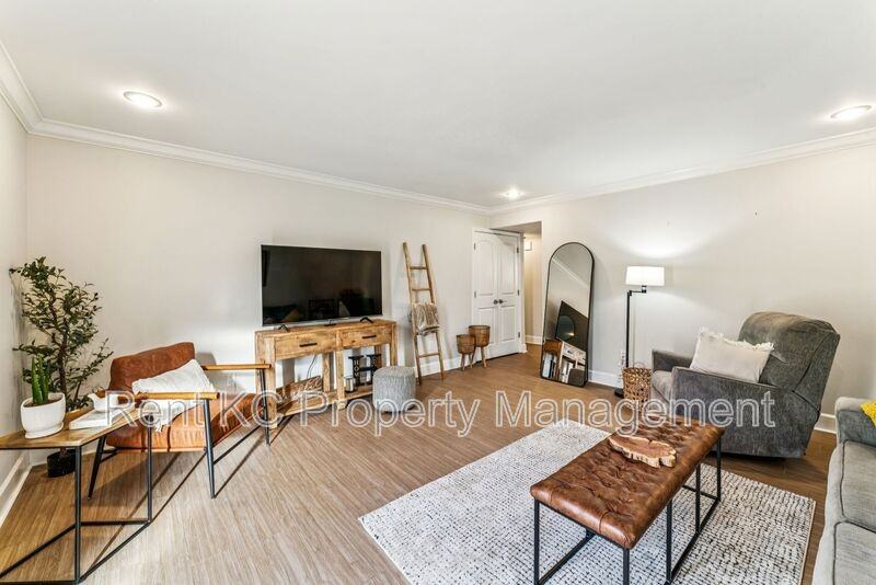 530 W 10th St #530 - Photo 5 of 37