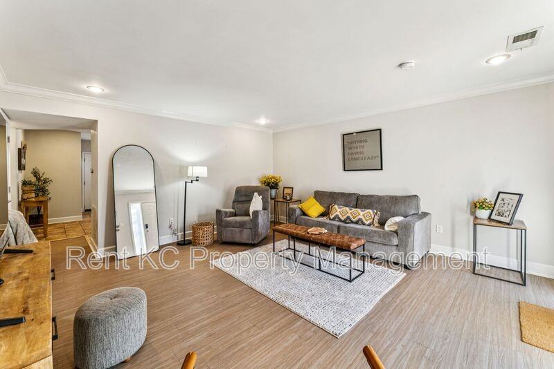 530 W 10th St #530 - Photo 6 of 37