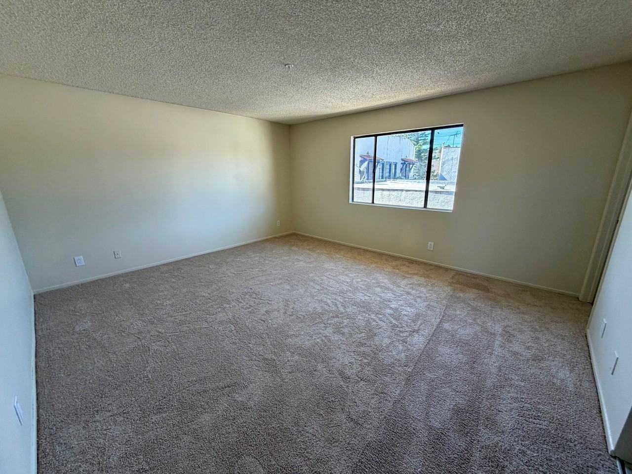 1425 BANK STREET (535) - Photo 6 of 11