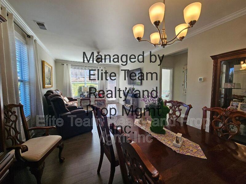 990 Pennington Dr - Photo 4 of 18