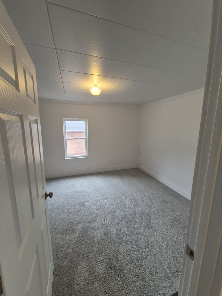 1012 S Lansing - Photo 6 of 14