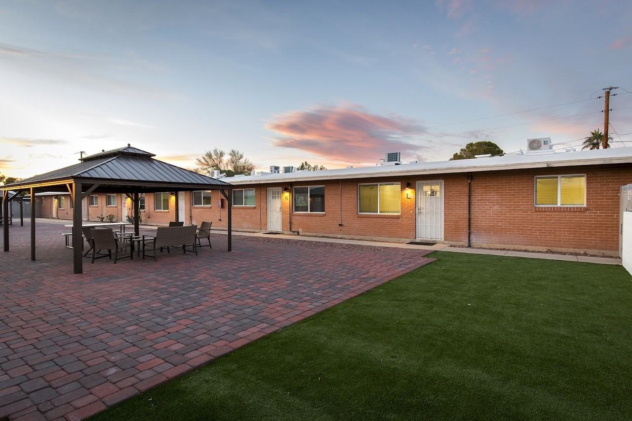 North Venice Flats - Photo 3 of 50