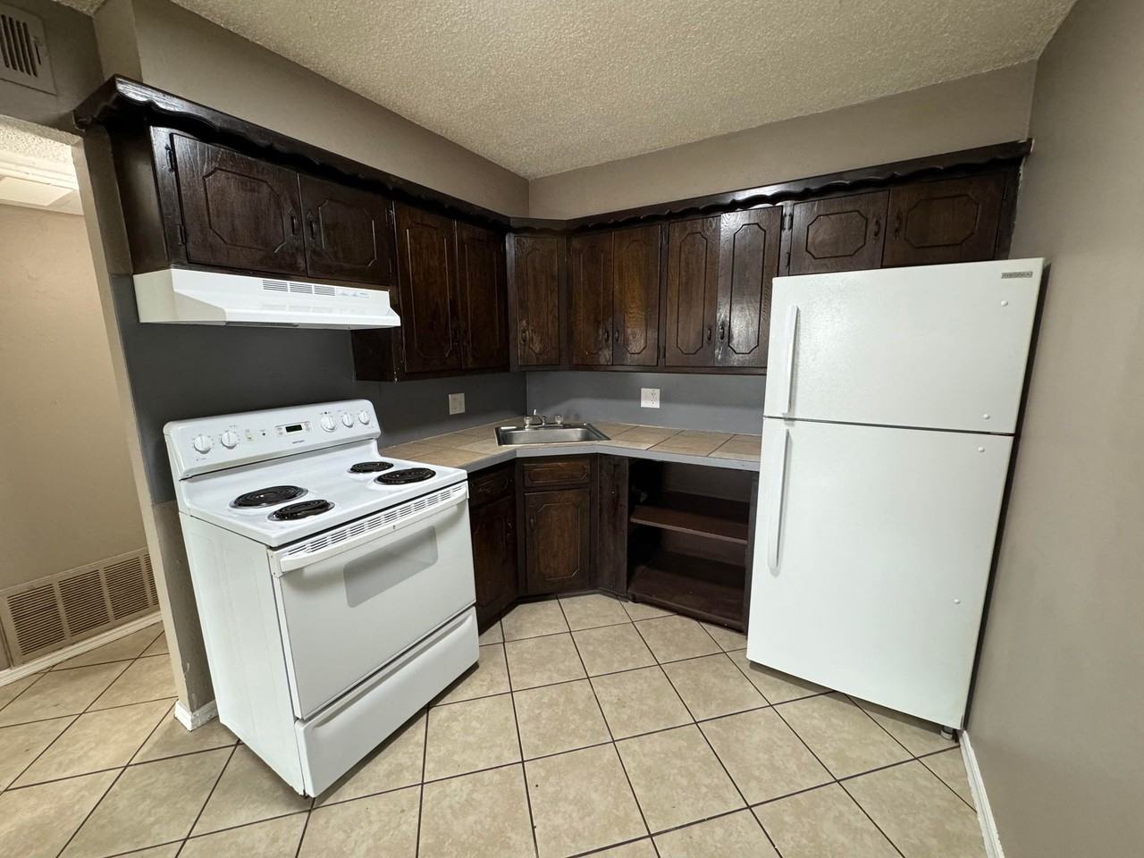 5825 Northwest 34th Street - Photo 3 of 30