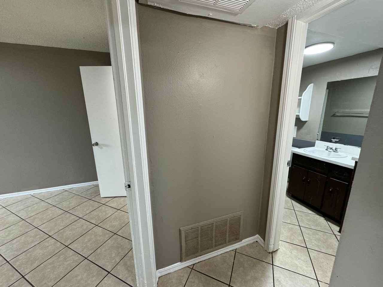 5825 Northwest 34th Street - Photo 4 of 30