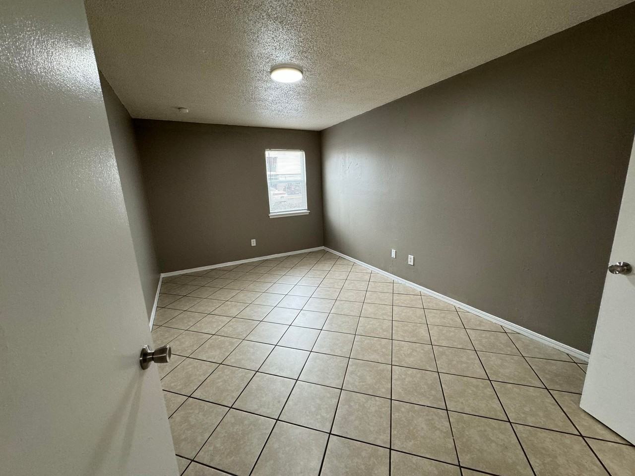 5825 Northwest 34th Street - Photo 6 of 30