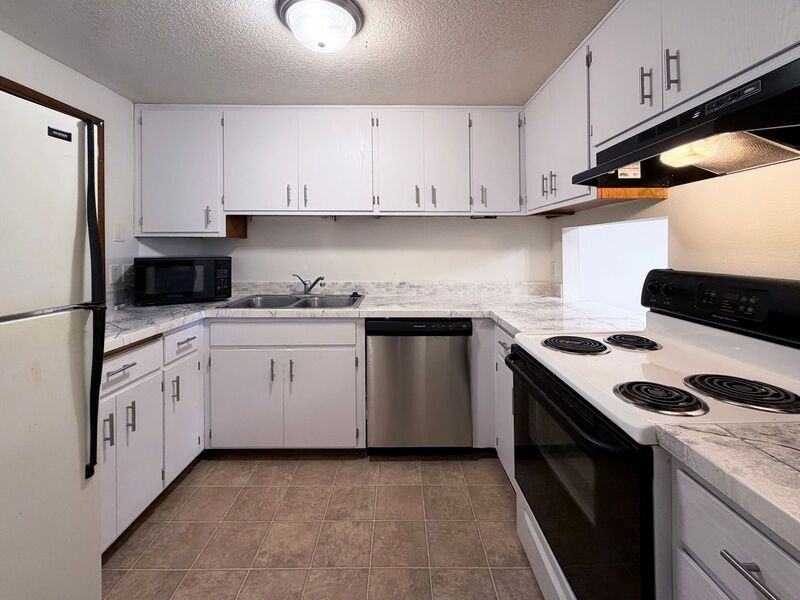 2685 Woodstone Pl - Photo 4 of 14