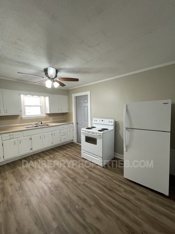 220 N Main St - Photo 4 of 16