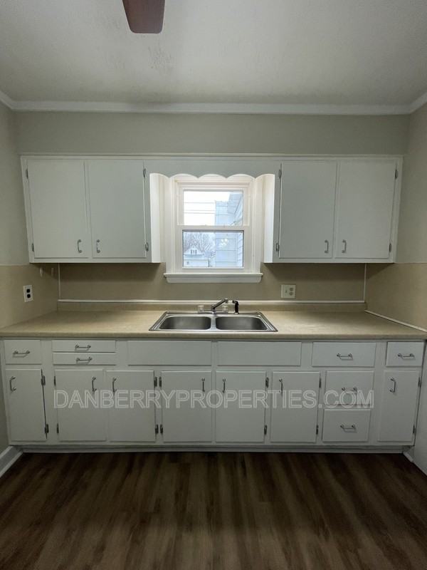 220 N Main St - Photo 5 of 16