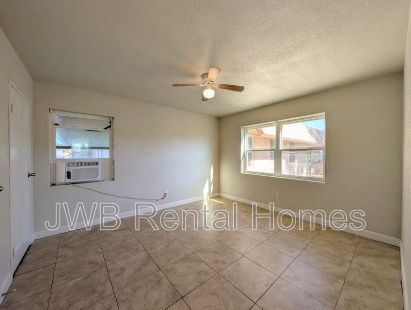 225 15th Ave N #206 - Photo 4 of 19