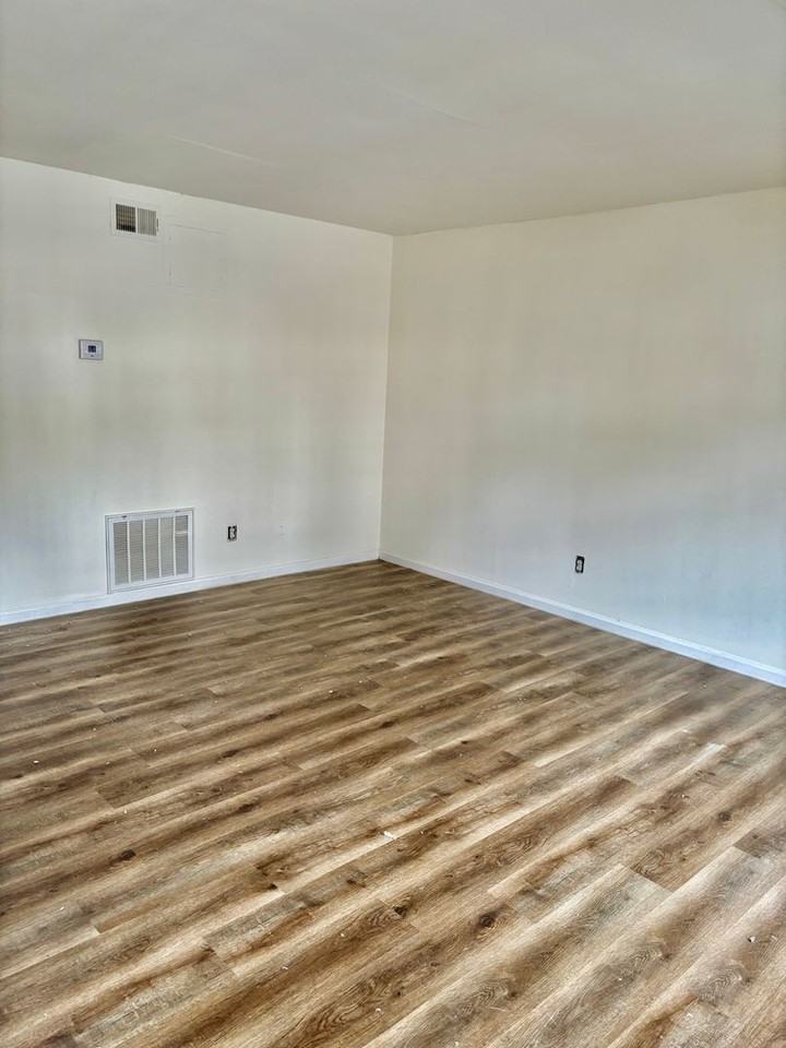 302 Susan Constant Dr - Photo 6 of 10