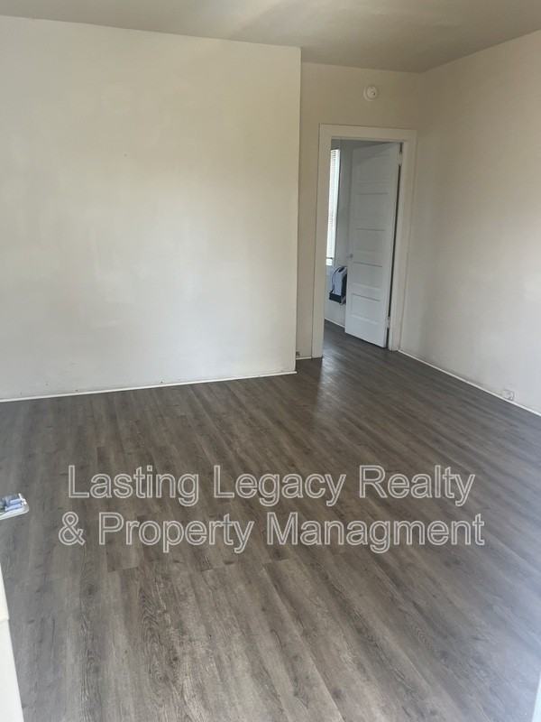 1016 W 13th St - Photo 2 of 6