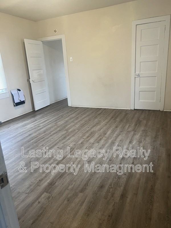 1016 W 13th St - Photo 4 of 6