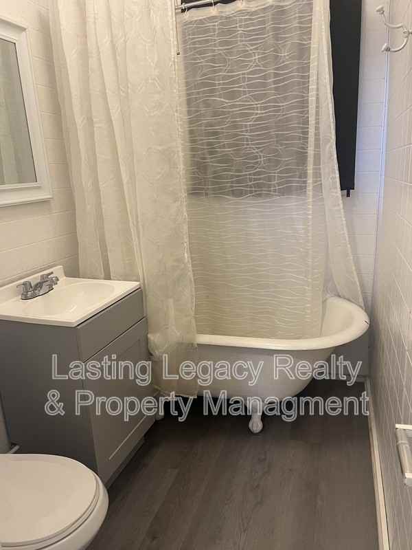 1016 W 13th St - Photo 5 of 6