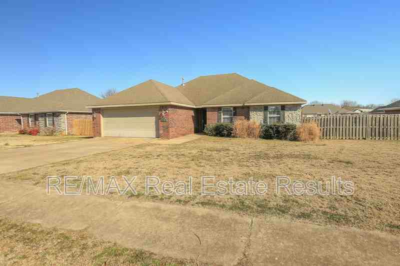 1592 Hutchinson St - Photo 3 of 31