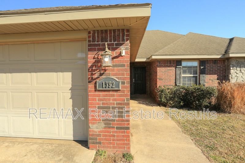 1592 Hutchinson St - Photo 5 of 31