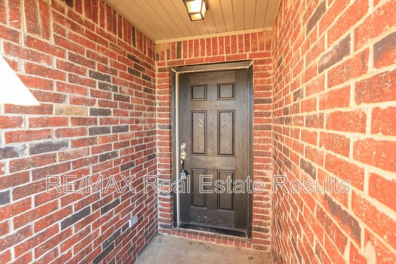 1592 Hutchinson St - Photo 6 of 31