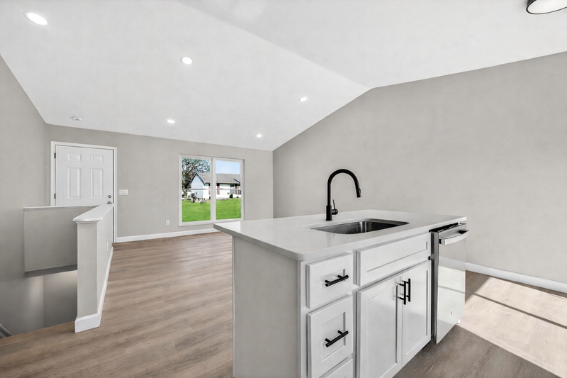 1362 Half Moon Dr - Photo 5 of 18