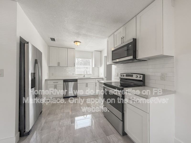 217 Carver St W - Photo 3 of 17