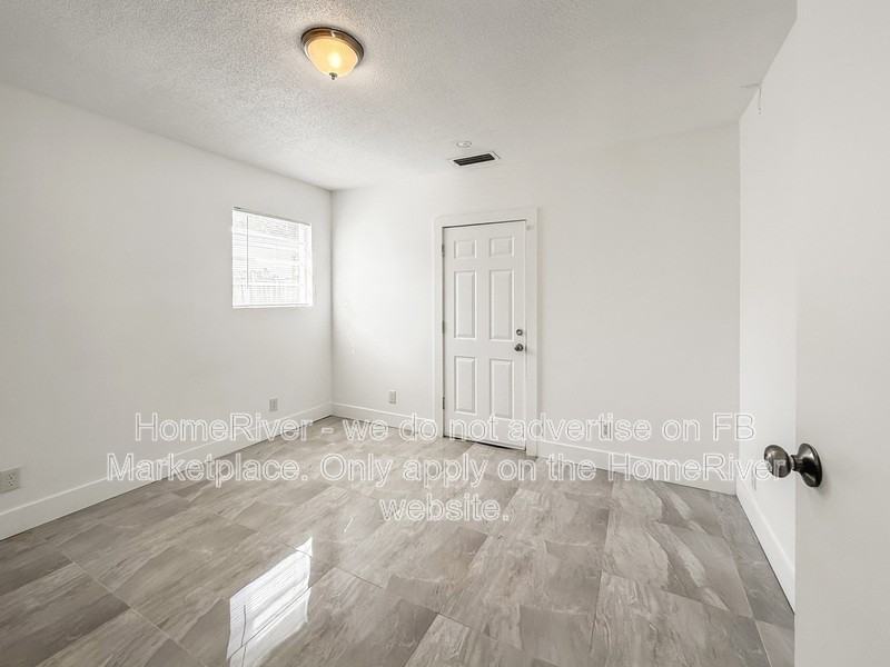 217 Carver St W - Photo 4 of 17