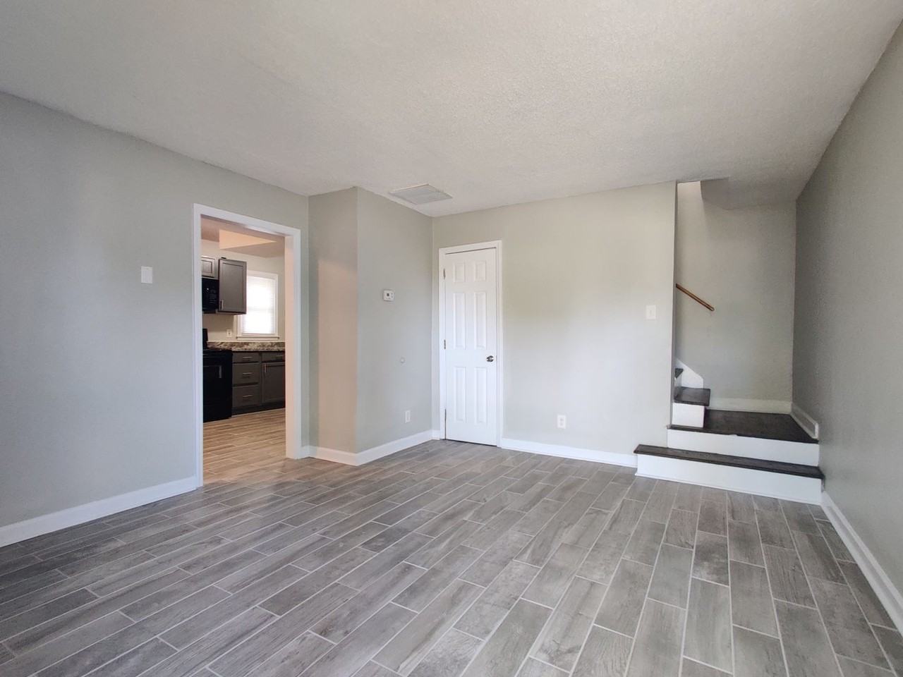 334 N Hoskins Rd - Photo 2 of 11