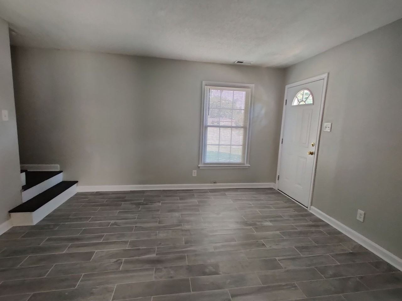 334 N Hoskins Rd - Photo 3 of 11