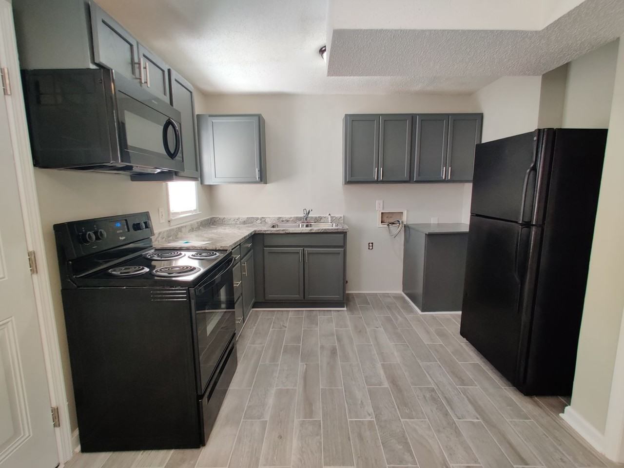 334 N Hoskins Rd - Photo 4 of 11