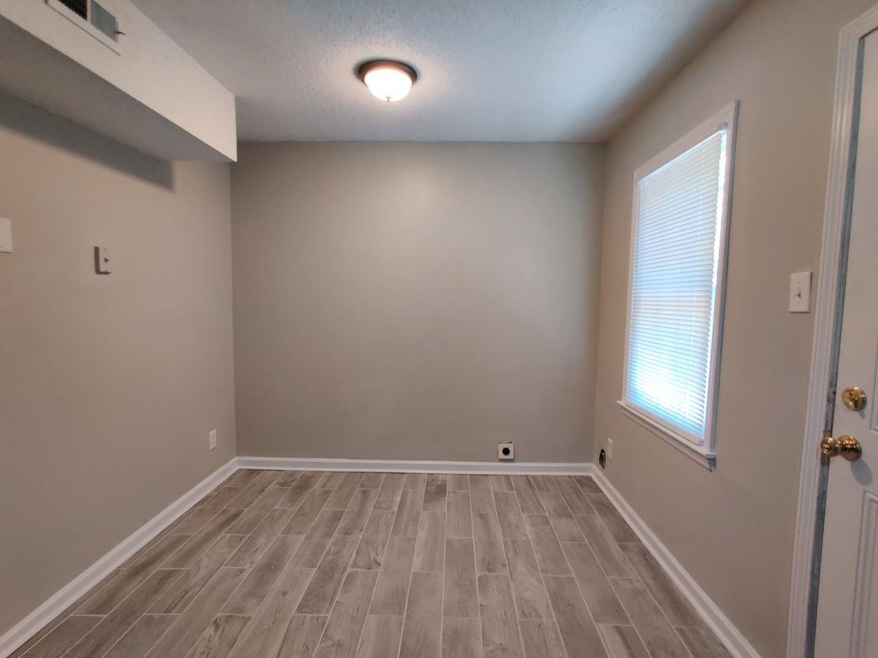 334 N Hoskins Rd - Photo 5 of 11