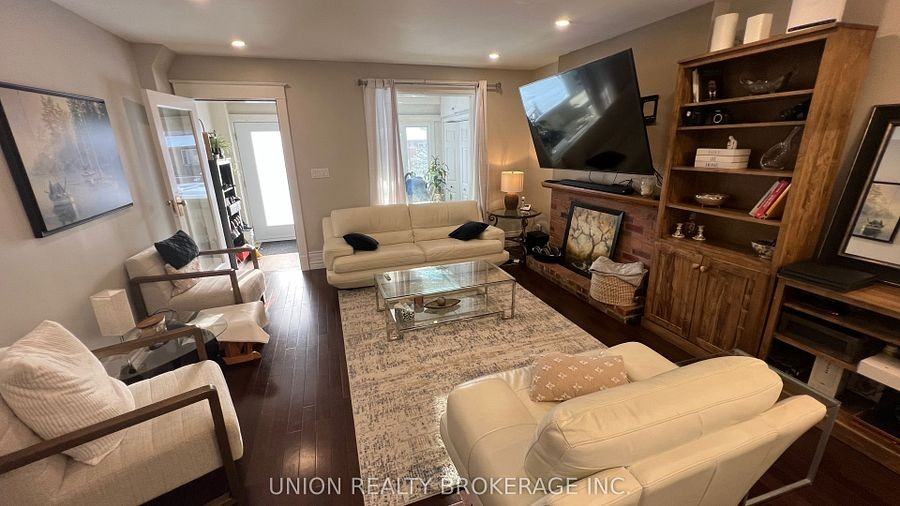 96 Hollywood Crescent - Photo 2 of 12