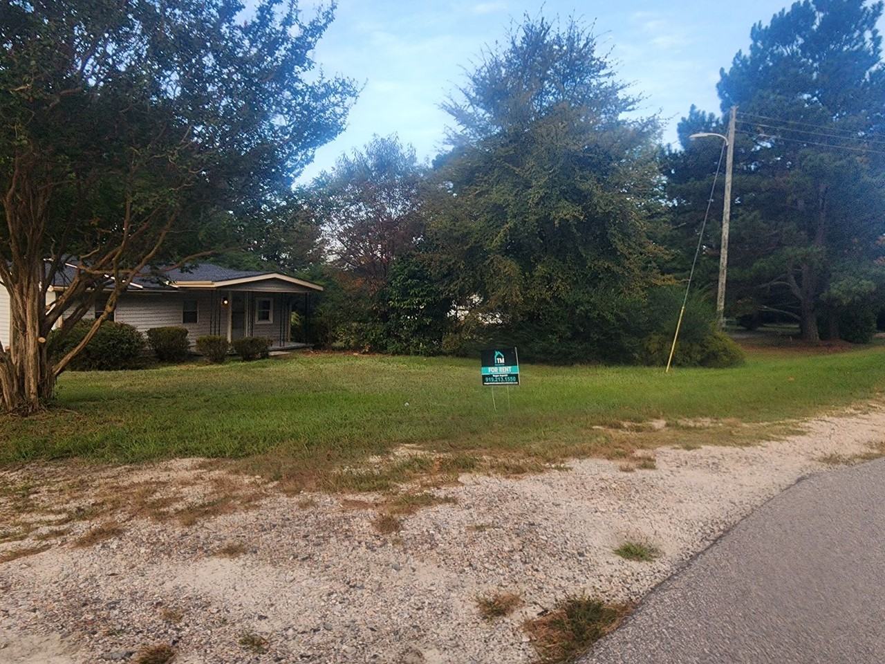 1490 N Bickett Blvd - Photo 3 of 12