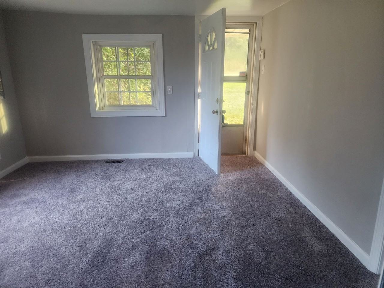 1490 N Bickett Blvd - Photo 4 of 12