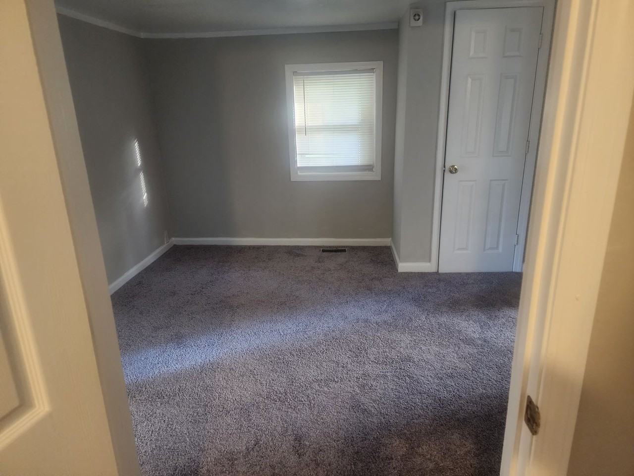 1490 N Bickett Blvd - Photo 5 of 12