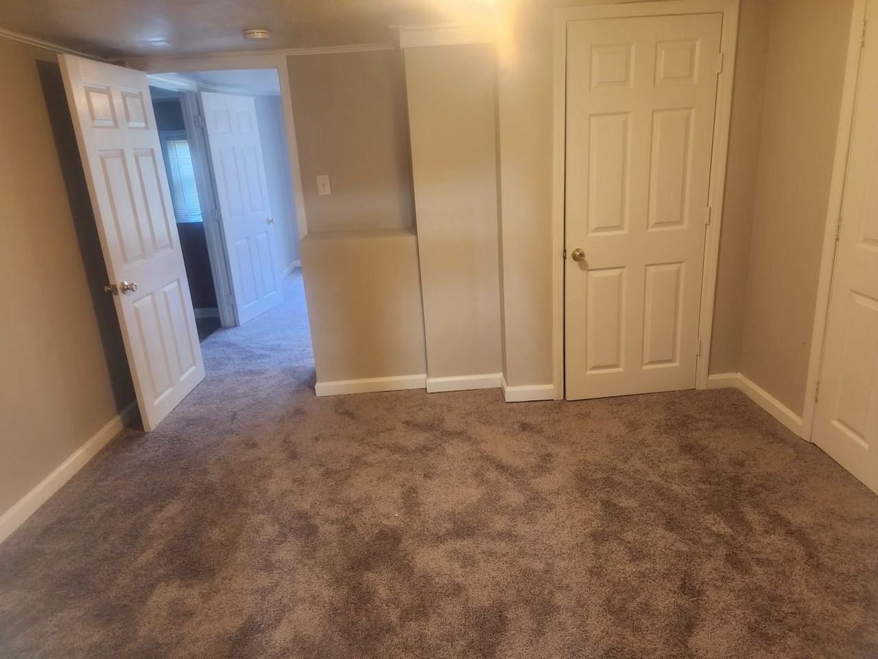 1490 N Bickett Blvd - Photo 6 of 12