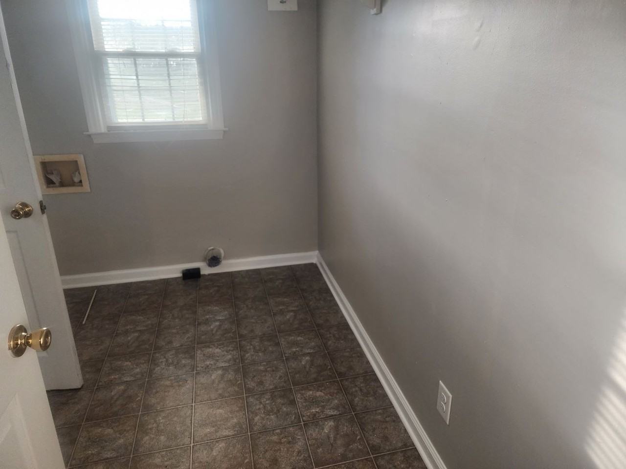 1490 N Bickett Blvd - Photo 7 of 12