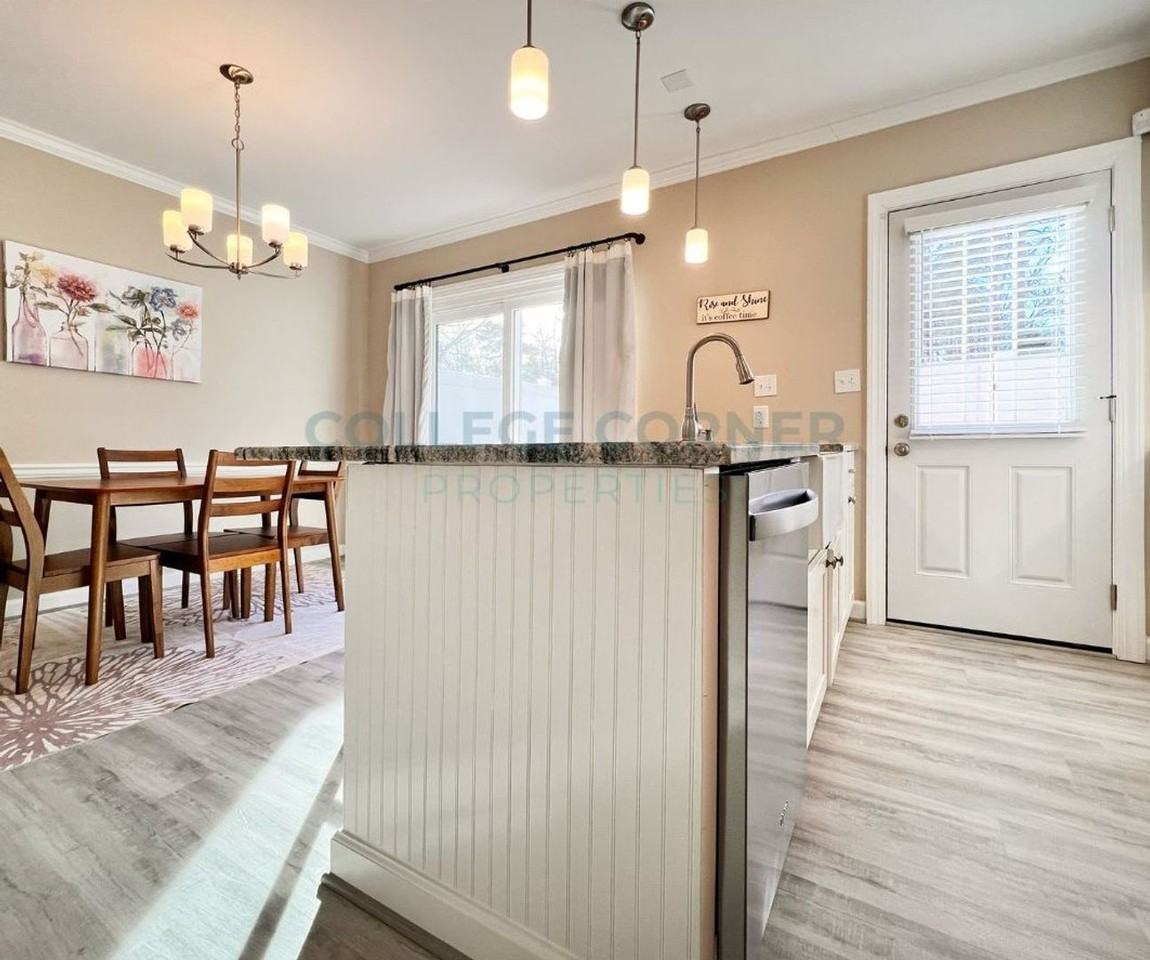 330 Hanover Arms Ct - Photo 4 of 25