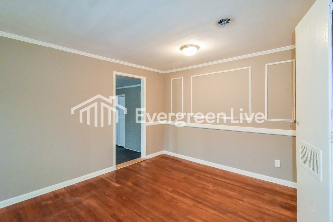 302 Sumerset Ln - Photo 5 of 15