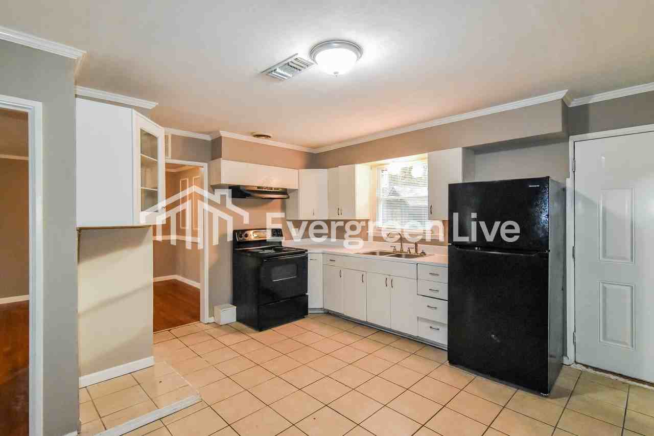 302 Sumerset Ln - Photo 6 of 15