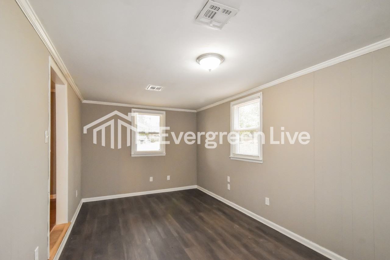 302 Sumerset Ln - Photo 7 of 15