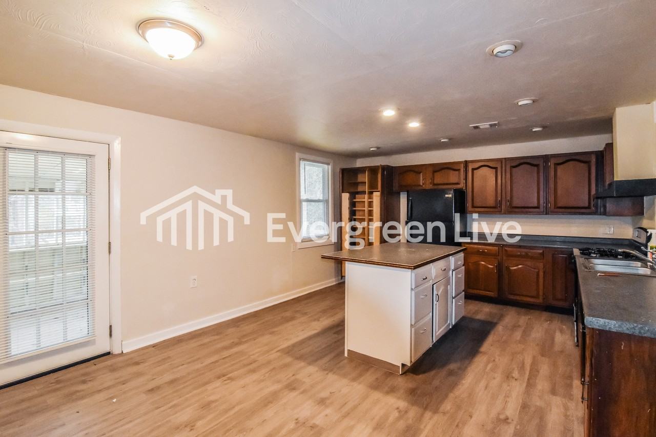 1138 Avondale Rd - Photo 6 of 14