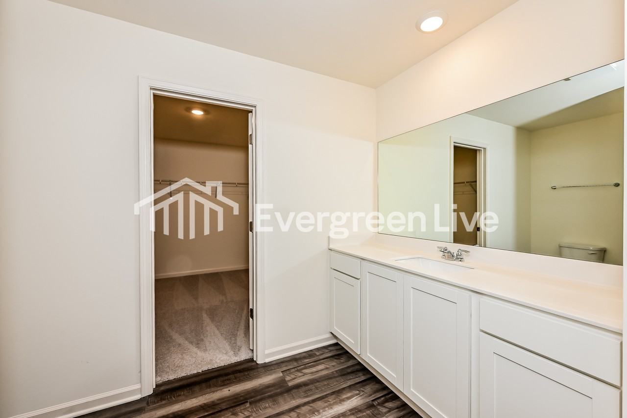 104 Rowlett Pl - Photo 4 of 8