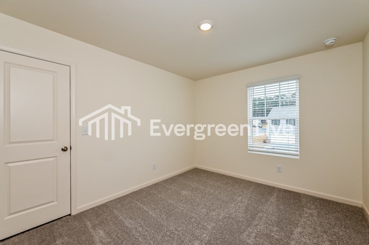 104 Rowlett Pl - Photo 3 of 8